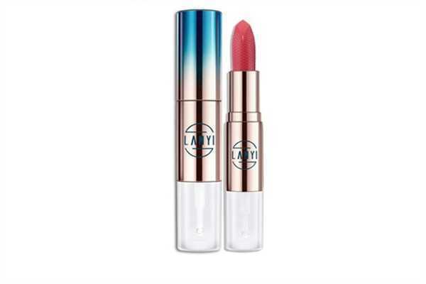 口红雨衣涂在口红前面还是后面