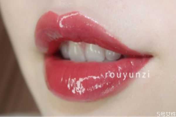 唇釉可以一直横着放吗?唇釉竖着放还是横着放 唇釉可以一直横着放吗?唇釉竖着放还是横着放