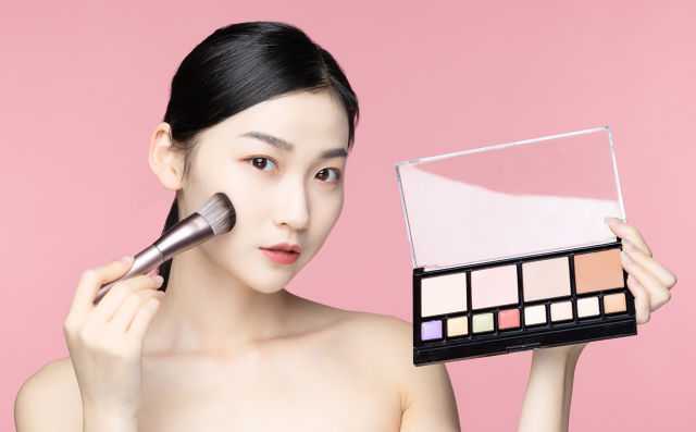 打粉底的正确方法 打粉底的正确方法