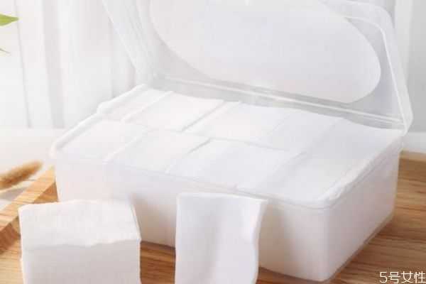 卸妆水一定要用化妆棉吗?卸妆水可以用手卸吗 卸妆水一定要用化妆棉吗?卸妆水可以用手卸吗