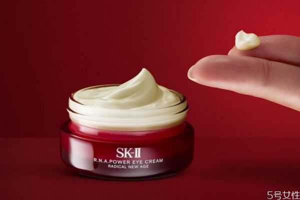 有脂肪粒可不可以涂眼霜？先用精华还是先用眼霜