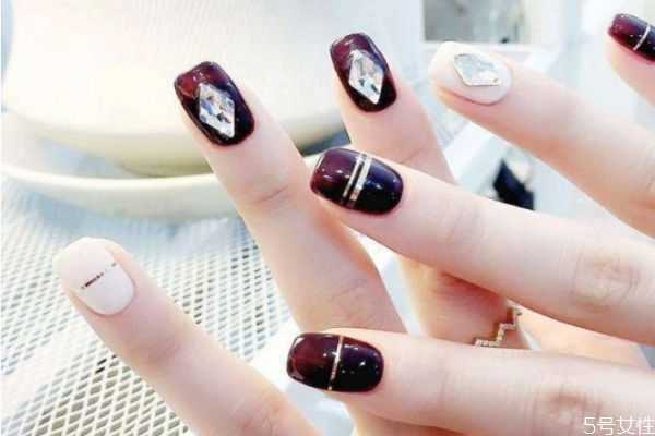 美甲底胶涂几遍?甲油胶怎么保持长久 美甲底胶涂几遍?甲油胶怎么保持长久