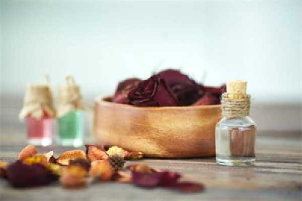 眼部精油和眼霜的顺序 眼部精油和眼霜的顺序