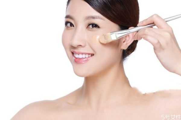 化妆容易起皮怎么办？为什么一化妆脸就起皮