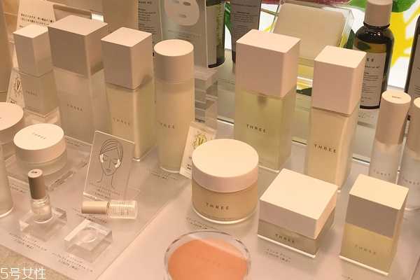 毛孔粗大卡粉怎么办？4个方面围攻粗大毛孔