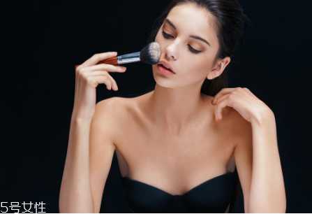 夏天脸上出油用什么 夏天脸上出油咋办