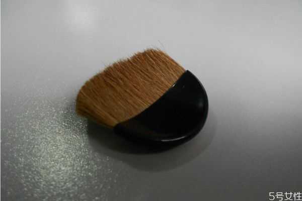 什么形状的腮红刷好用?腮红刷是买小的好还是大的好 什么形状的腮红刷好用?腮红刷是买小的好还是大的好