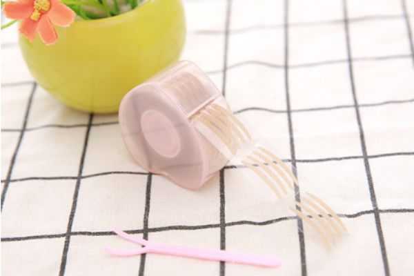 双眼皮贴贴在什么位置？双眼皮贴贴久了有什么坏处