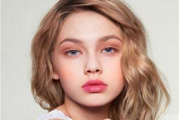 喝水口红不沾杯的方法是什么？口红不沾杯的技巧