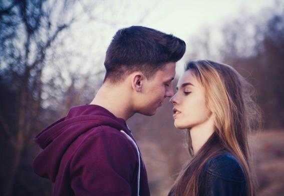 男生最抵抗不了女生亲他哪里 男生最抵抗不了女生亲他哪里