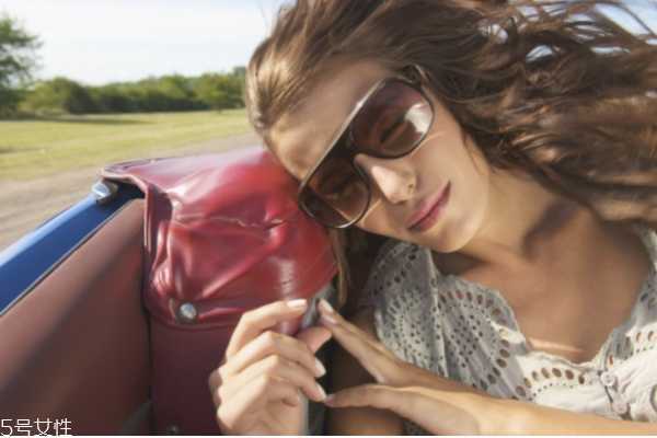 皮肤暗黄怎么调理变白 皮肤暗黄怎么调理变白