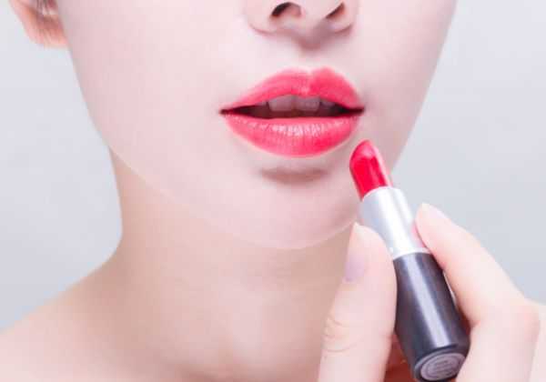 涂唇彩和涂口红的顺序 涂唇彩和涂口红的顺序