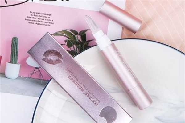 口红雨衣涂在口红前面还是后面