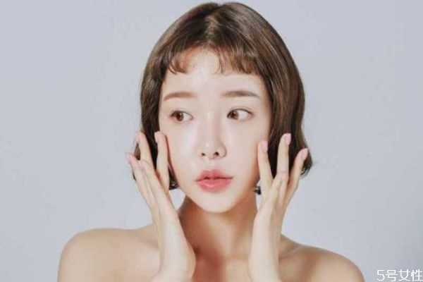 涂完防晒霜多久可以涂粉底?涂完防晒直接上粉底可以吗 涂完防晒霜多久可以涂粉底?涂完防晒直接上粉底可以吗