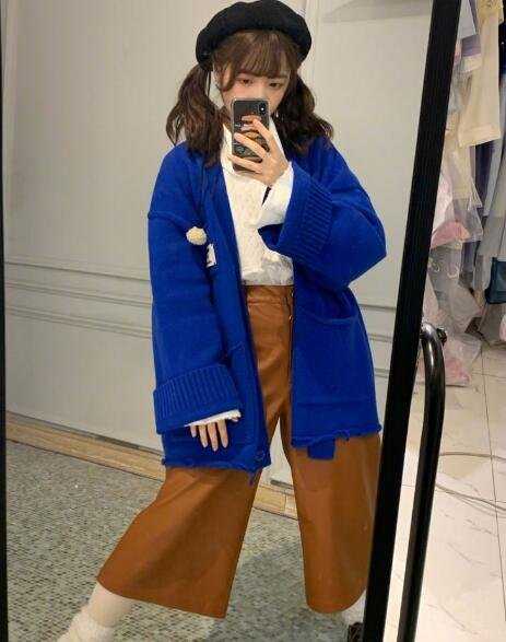 咖啡色裤子配什么颜色上衣好看