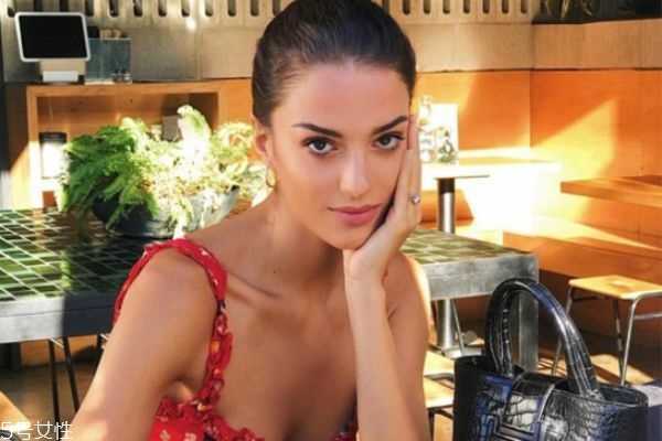 眼霜白天用还是晚上用 眼霜白天用还是晚上用