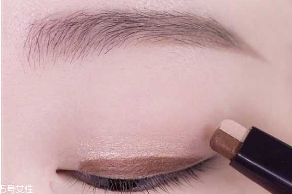 双色眼影怎么画？