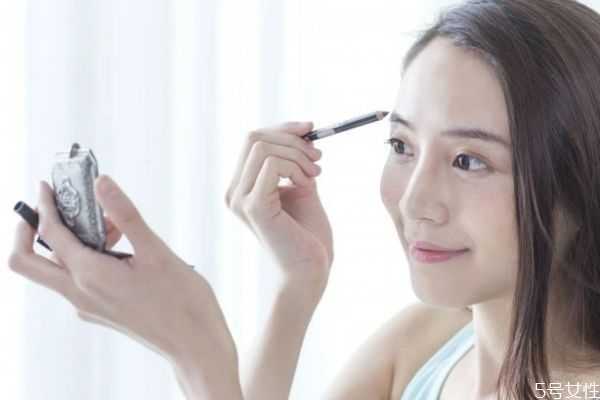 为什么画眉毛不上色？为什么画眉毛容易坨块