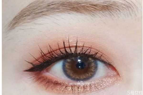 tf眼影好还是香奈儿好？香奈儿和tf是一个档次吗