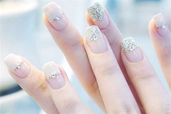 秋天做什么颜色的美甲好看