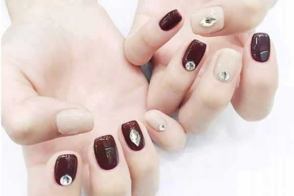 做美甲贴甲片可以坚持多久?能重复使用吗 做美甲贴甲片可以坚持多久?能重复使用吗