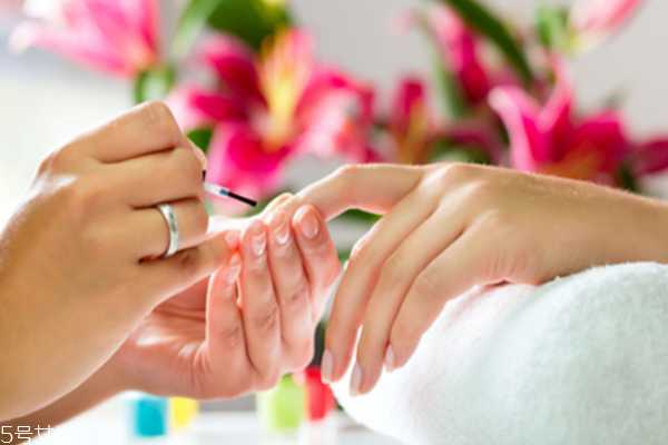 乳液过期可以擦皮鞋吗 乳液过期可以擦皮鞋吗