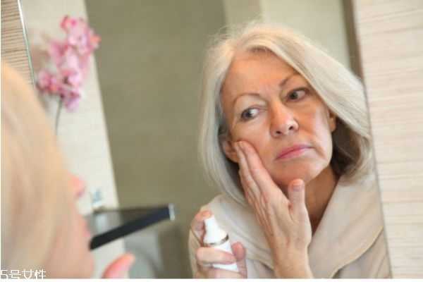 不用水直接用精华液可以吗