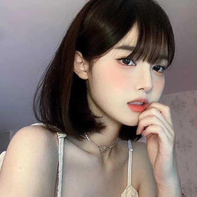 内扣短发发型，显年轻好打理，看着真时尚 