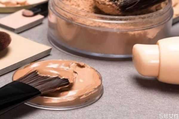 浮粉的产生原因是什么？脸上浮粉怎么临时补救