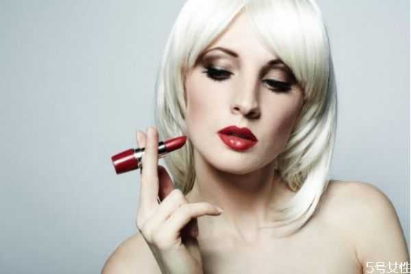 用口红嘴唇脱皮怎么办？一涂口红就脱皮怎么办