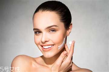 皮肤缺水的症状 皮肤缺水的症状