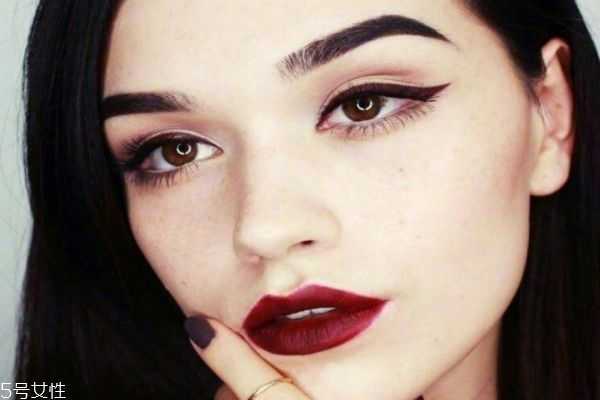 眼线胶笔怎么画？画眼线务必注意这几点