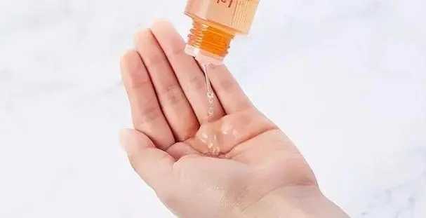 精华水和精华乳液的正确使用方法 精华水和精华乳液的正确使用方法