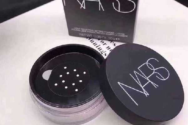 蜜粉和散粉哪个定妆效果好 蜜粉和散粉哪个定妆效果好