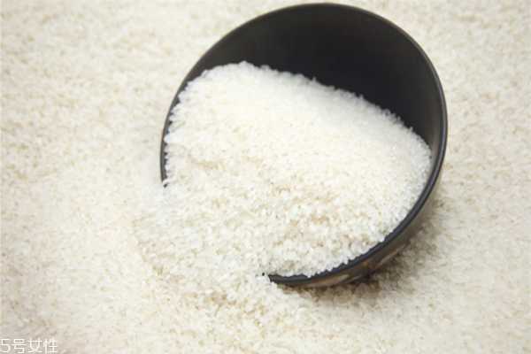 淘米水洗脸后还要用清水洗吗 淘米水的美容功效