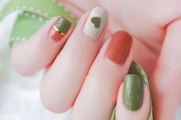 纯色跳色美甲图片 显手白跳色美甲