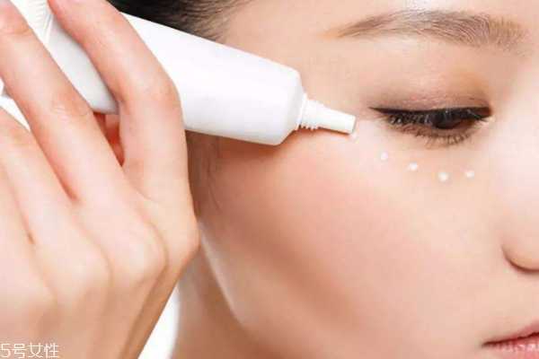 搽眼霜用哪个手指 搽眼霜用哪个手指