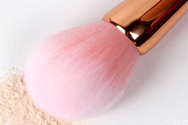 使用散粉用刷子的好处 散粉刷的使用方法 使用散粉用刷子的好处 散粉刷的使用方法