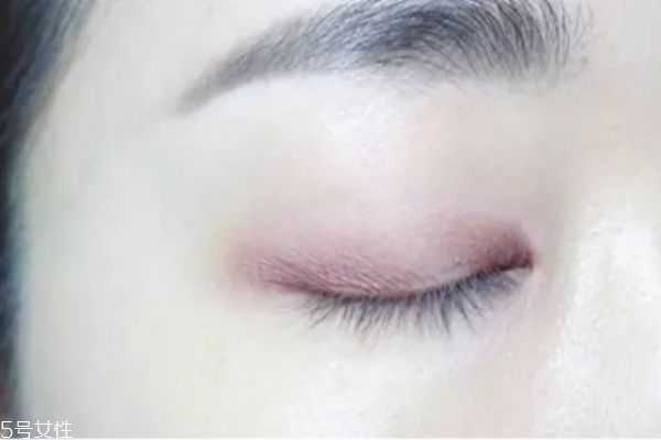 粉紫色眼妆怎么画？粉色和紫色眼影的画法