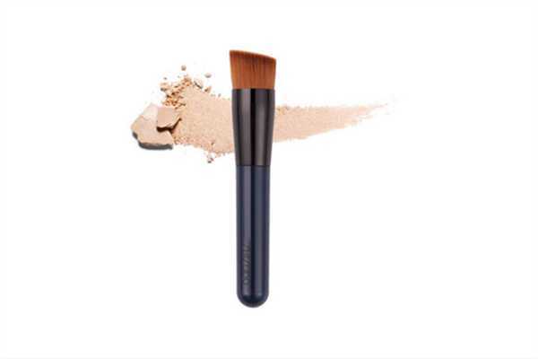 粉底刷用之前要打湿吗