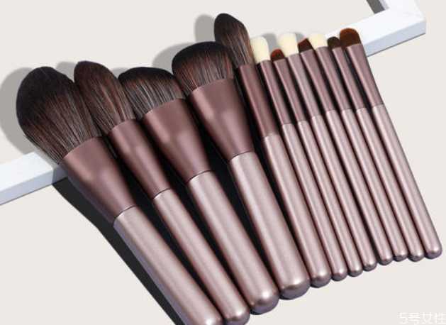 花漾化妆刷和受受狼哪个好用 花漾化妆刷和受受狼哪个好用