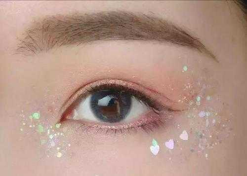 肿泡眼适合亮片妆吗?肿泡眼贴亮片用什么贴好 肿泡眼适合亮片妆吗?肿泡眼贴亮片用什么贴好