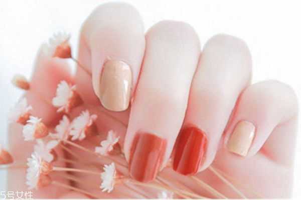 纯色跳色美甲图片 显手白跳色美甲
