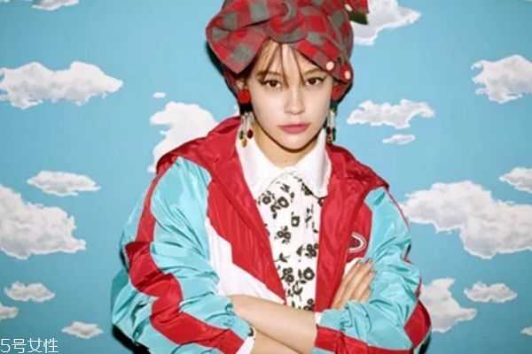 夜间精华白天能用吗