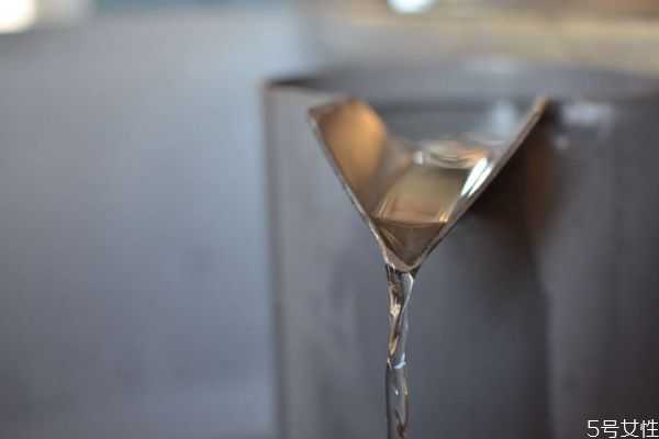 纯露和乳液有什么差别?纯露和水乳的先后顺序 纯露和乳液有什么差别?纯露和水乳的先后顺序