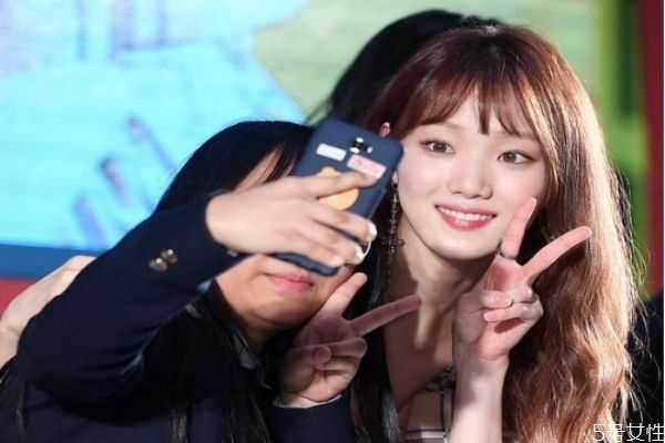 化妆伤皮肤还是不化妆伤皮肤？天天素颜对皮肤好吗