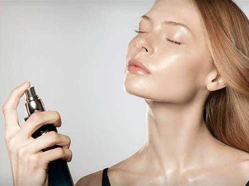 防晒喷雾喷脸的正确方法 防晒喷雾喷脸的正确方法