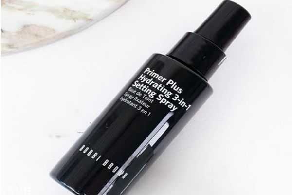 定妆喷雾好用还是散粉好用？选定妆喷雾还是散粉