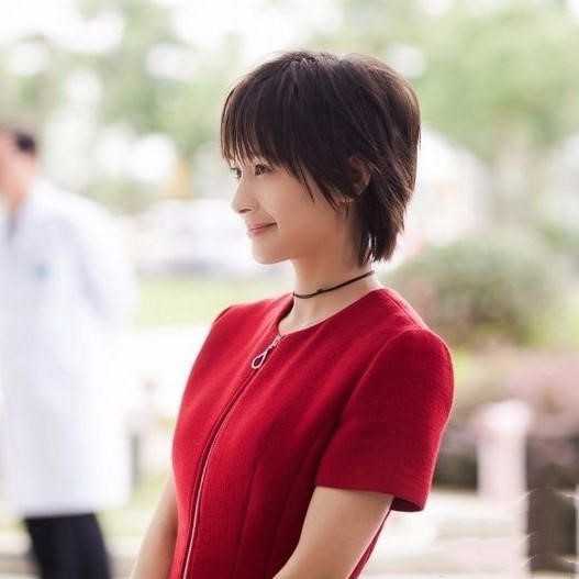 头发少鹅蛋脸适合的短发