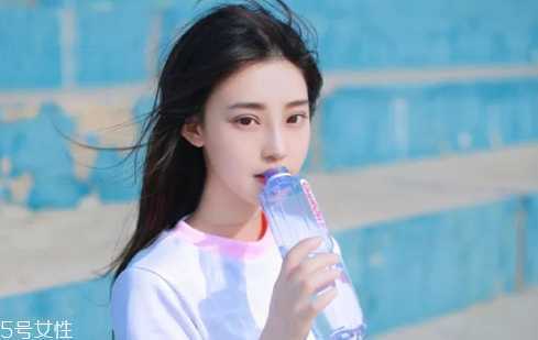 防晒霜能直接涂在脸上吗 不要共用一支防晒霜